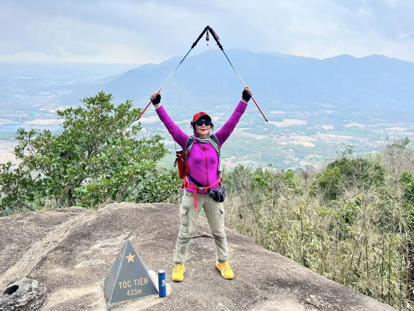 Chinh phục đỉnh núi là một trong những đam mê của bà Vân. Ảnh: Nhân vật cung cấp