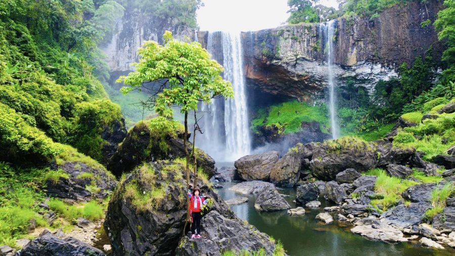 Trên những chuyến phượt xe máy, bà Vân không quên chinh phục các đỉnh núi, thắng cảnh địa phương, thưởng thức ẩm thực, văn hóa vùng miền. Ảnh: Nhân vật cung cấp