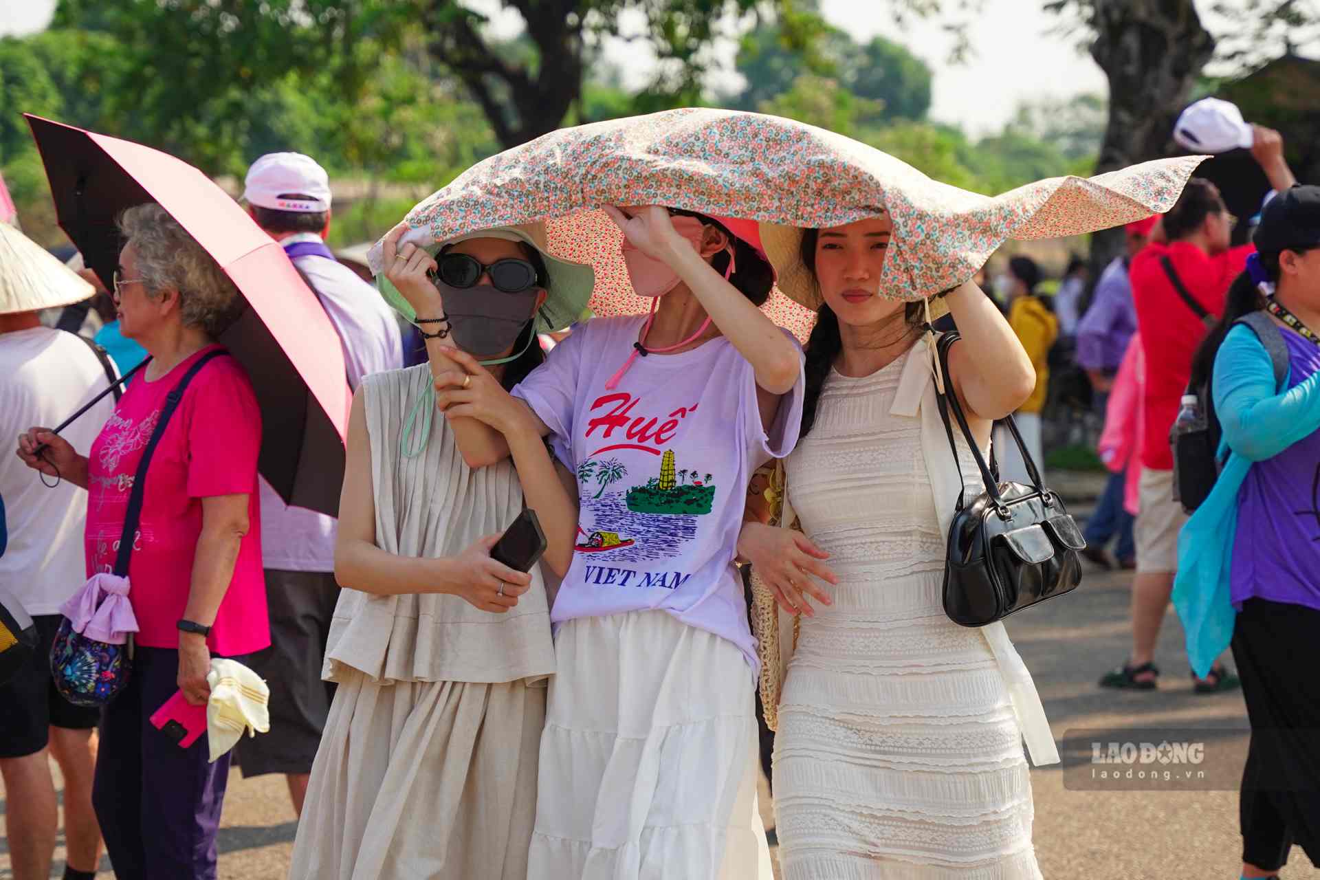 Tourists sweat in the hot weather in Vietnam. Photo: Nguyen Luan