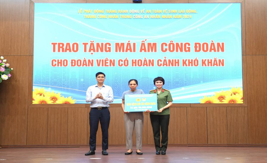 Phó Chủ tịch Tổng LĐLĐVN Ngọ Duy Hiểu và Trưởng ban Công đoàn Công an nhân dân Công Thanh Thảo trao tặng Mái ấm Công đoàn tới đoàn viên. Ảnh: Nhân vật cung cấp