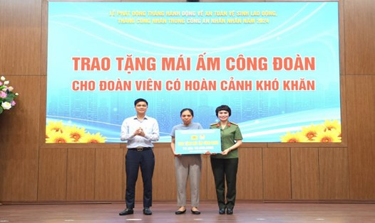 Phó Chủ tịch Tổng LĐLĐVN Ngọ Duy Hiểu và Trưởng ban Công đoàn Công an nhân dân Công Thanh Thảo trao tặng Mái ấm Công đoàn tới đoàn viên. Ảnh: Nhân vật cung cấp