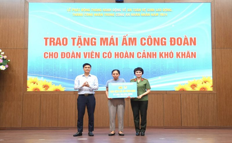 Phó Chủ tịch Tổng LĐLĐVN Ngọ Duy Hiểu và Trưởng ban Công đoàn Công an nhân dân Công Thanh Thảo trao tặng Mái ấm Công đoàn tới đoàn viên. Ảnh: Nhân vật cung cấp