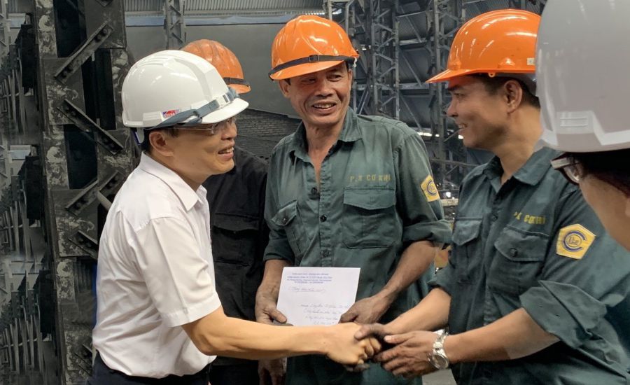 Ông Đỗ Văn Tăng - Chủ tịch Công đoàn cơ sở Công đoàn Công ty Tuyển than Cửa Ông động viên người lao động. Ảnh: Nhân vật cung cấp