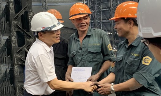 Ông Đỗ Văn Tăng - Chủ tịch Công đoàn cơ sở Công đoàn Công ty Tuyển than Cửa Ông động viên người lao động. Ảnh: Nhân vật cung cấp