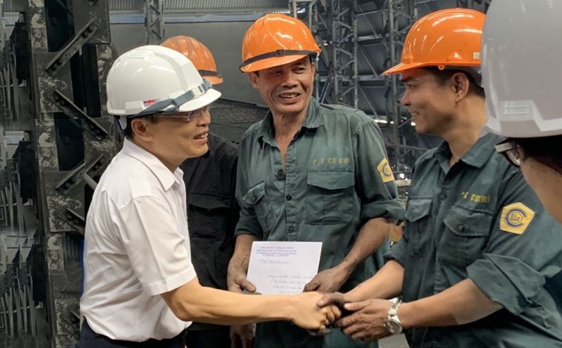 Ông Đỗ Văn Tăng - Chủ tịch Công đoàn cơ sở Công đoàn Công ty Tuyển than Cửa Ông động viên người lao động. Ảnh: Nhân vật cung cấp