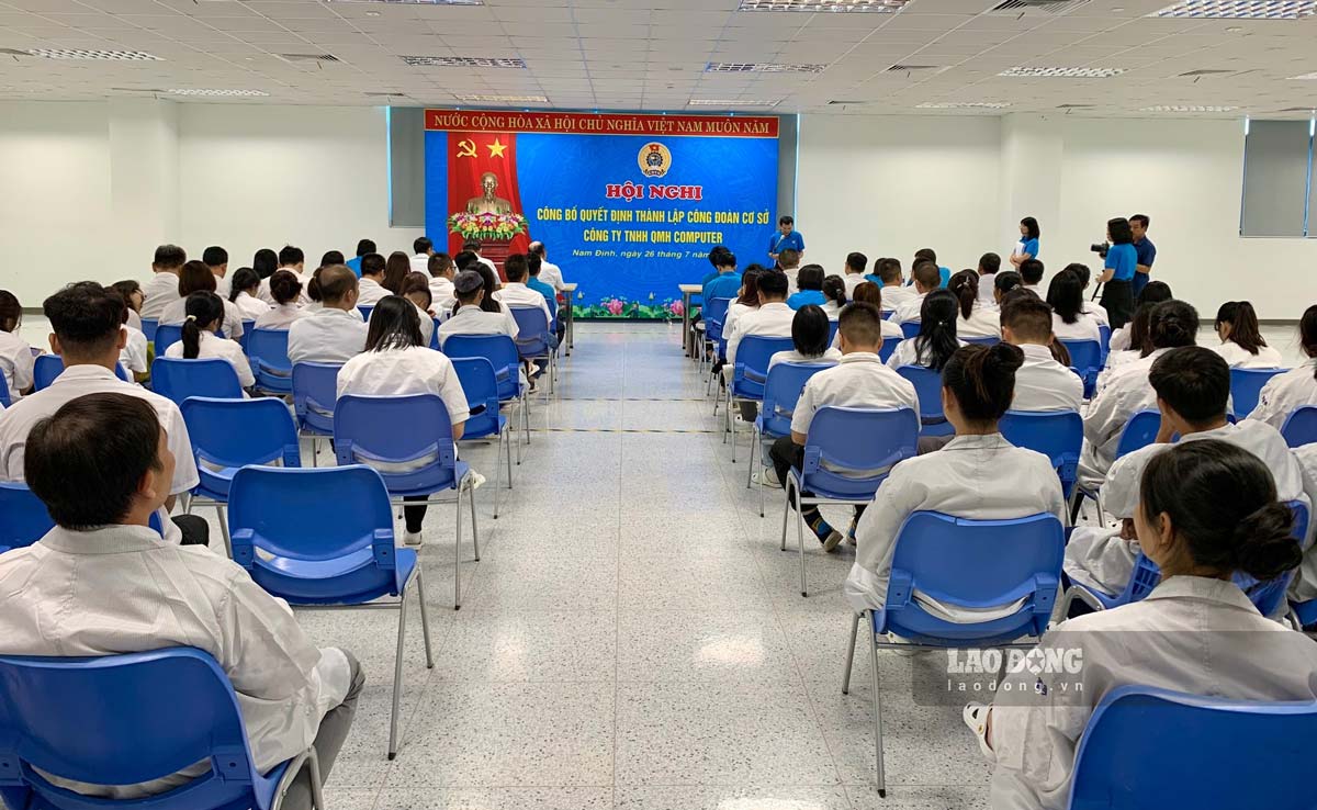 Thành lập CĐCS Công ty TNHH QMH Computer. Ảnh: Hà Vi