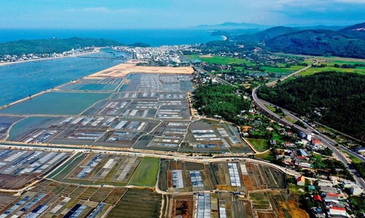 Cánh đồng muối Sa Huỳnh ở tỉnh Quảng Ngãi. Ảnh: Viên Nguyễn