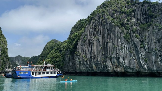Từ 1.8.2024, phí tham quan vịnh Cát Bà (Hải Phòng) tăng thêm 40.000 đồng/người. Ảnh: Đức Anh