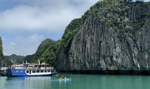 Từ 1.8.2024, phí tham quan vịnh Cát Bà (Hải Phòng) tăng thêm 40.000 đồng/người. Ảnh: Đức Anh