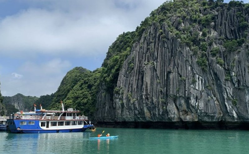 Từ 1.8.2024, phí tham quan vịnh Cát Bà (Hải Phòng) tăng thêm 40.000 đồng/người. Ảnh: Đức Anh