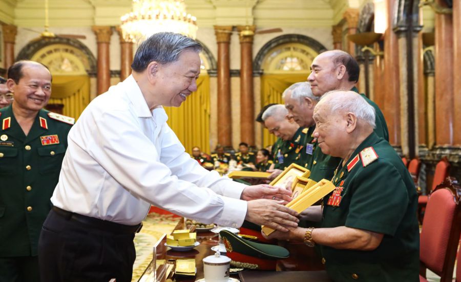 Ủy viên Bộ Chính trị, Chủ tịch nước Tô Lâm tặng quà các cựu chiến binh Đại đoàn 305 Dù - Đặc công. Ảnh: Văn phòng Chủ tịch nước