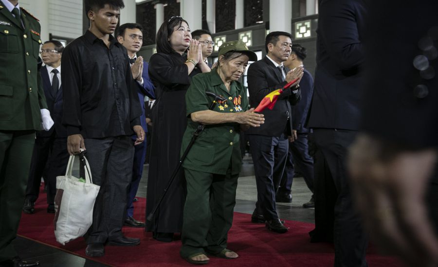 Many wounded soldiers traveled long distances to the National Funeral House to pay their respects to General Secretary Nguyen Phu Trong. Photo: Hai Nguyen