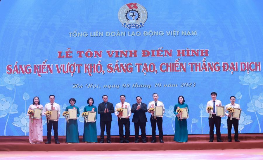 Ủy viên Bộ Chính trị, Thủ tướng Chính phủ Phạm Minh Chính và Ủy viên T.Ư Đảng, Chủ tịch Tổng LĐLĐVN Nguyễn Đình Khang trao thưởng vinh danh 9 tác giả, nhóm tác giả có sáng kiến đặc biệt xuất sắc có giá trị làm lợi từ 100 tỉ đồng trở lên. Ảnh: Hải Nguyễn