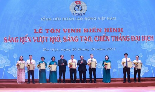 Ủy viên Bộ Chính trị, Thủ tướng Chính phủ Phạm Minh Chính và Ủy viên T.Ư Đảng, Chủ tịch Tổng LĐLĐVN Nguyễn Đình Khang trao thưởng vinh danh 9 tác giả, nhóm tác giả có sáng kiến đặc biệt xuất sắc có giá trị làm lợi từ 100 tỉ đồng trở lên. Ảnh: Hải Nguyễn