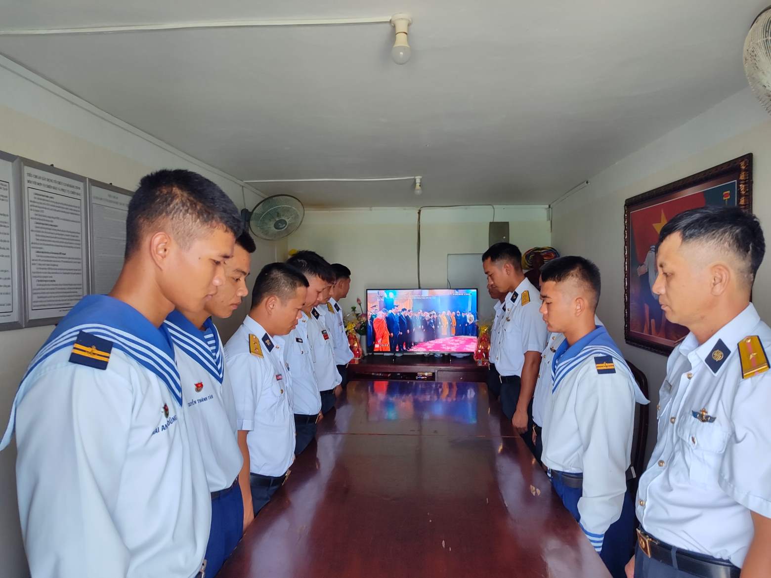 From Co Lin Island, officers and soldiers spent a few minutes bowing their heads to see off General Secretary Nguyen Phu Trong.