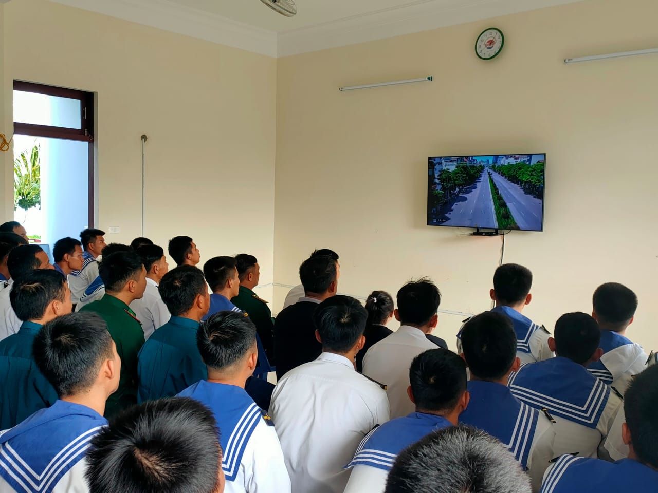 For the soldiers and people of Da Tay Island, in recent days, watching the funeral of General Secretary Nguyen Phu Trong has made everyone feel more sad.