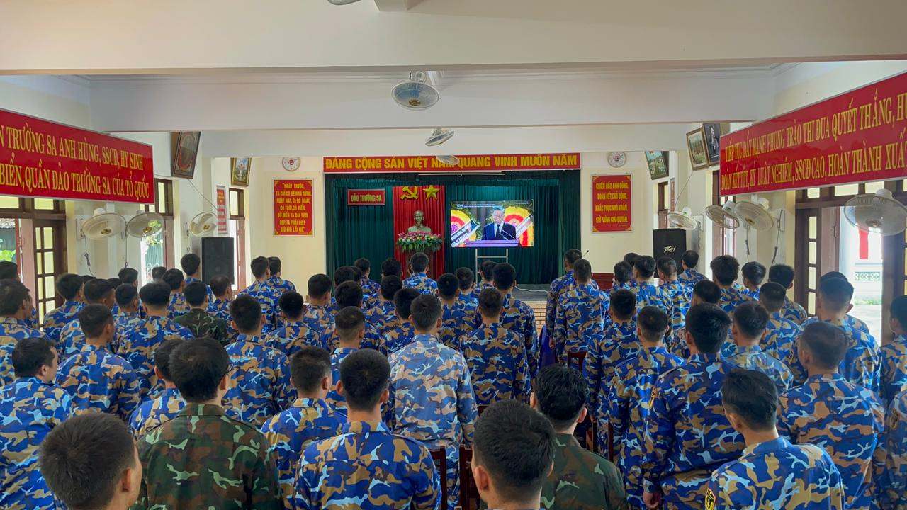 Mr. Bui Van Que - Chairman of the Confederation of Labor of Truong Sa district said that from 1:00 p.m. this afternoon, all officers, soldiers, union members, and people of Truong Sa Town were present in full to watch the live broadcast of the General Secretary's National Funeral. letter from Nguyen Phu Trong.