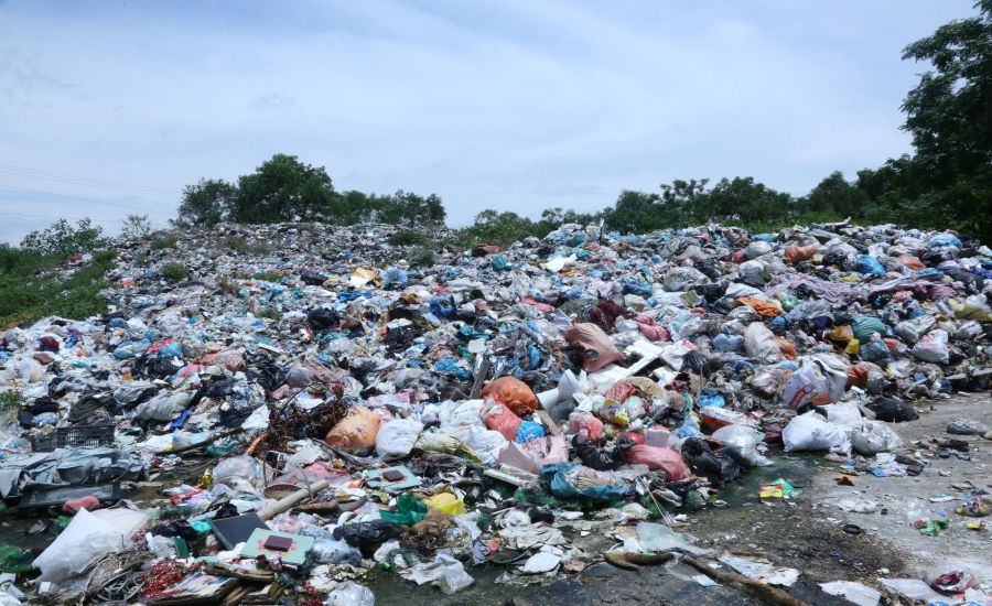 Rác thải ùn ứ ở xã Tùng Ảnh (Đức Thọ, Hà Tĩnh). Ảnh: Trần Tuấn