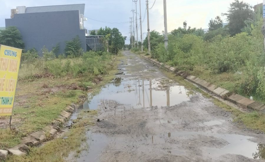 Một đoạn đường không tên trong khu tái định cư Hòa Liên 4 sau trận mưa ngày 14.7. Ảnh: Nguyễn Linh