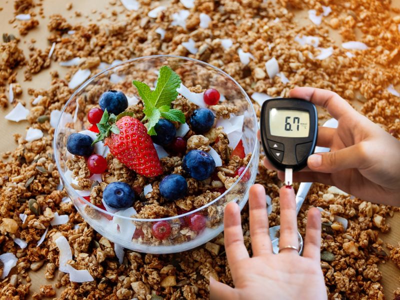 Chúng ta nên ăn ngũ cốc đúng cách vào bữa sáng để kiểm soát đường huyết. Đồ họa: Hạ Mây