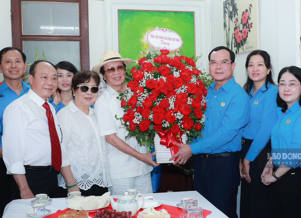 Chairman Nguyen Dinh Khang presented flowers to the family. Photo: Hai Nguyen