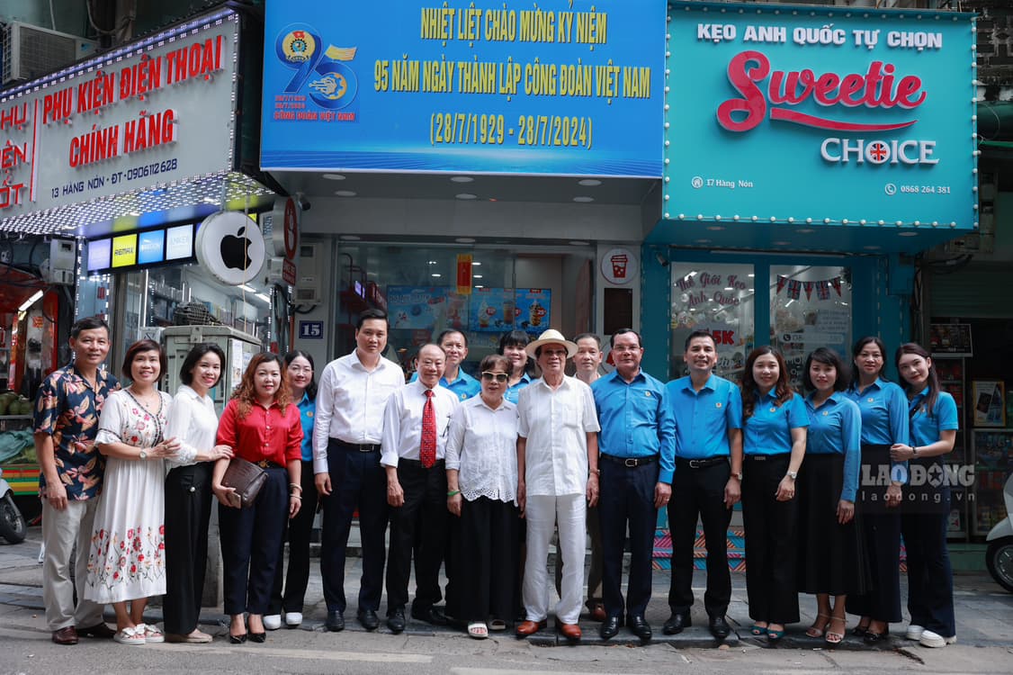 Trade Union officials and their families at house number 15 Hang Non. Photo: Hai Nguyen