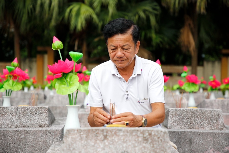 Ông Trung vẫn ngày ngày chăm sóc các phần mộ, tri ân đến đồng đội. Ảnh: Công Sáng