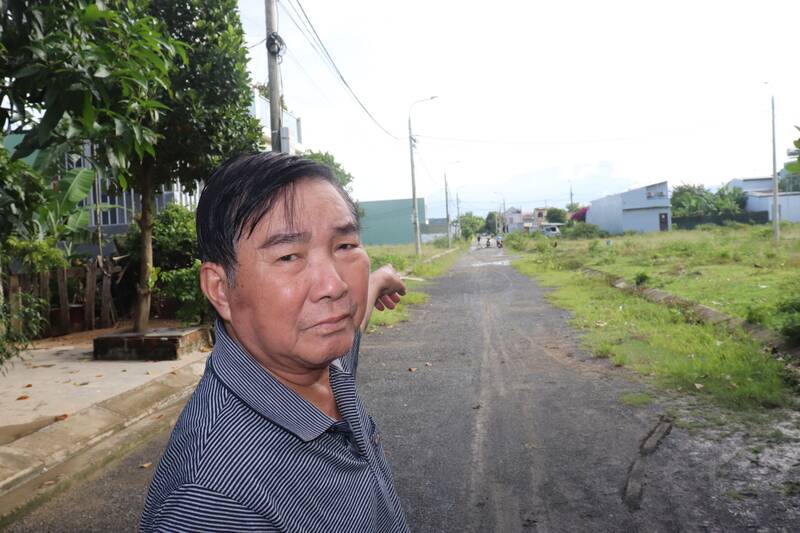 Người dân Đà Nẵng bức xúc vì đường 10 năm không được thảm nhựa. Ảnh: Nguyễn Linh