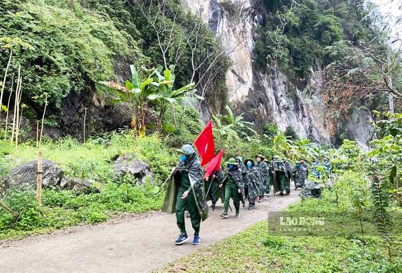 Con đường dẫn vào làng được bê tông hóa khang trang, không chỉ vậy ngày nay làng Ping có là điểm tham quan, du lịch trải nghiệm tìm hiểu lịch sử hấp dẫn.