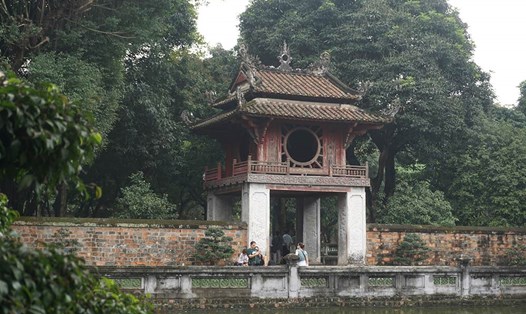 Văn Miếu - Quốc Tử Giám thu hút hàng nghìn du khách mỗi ngày. Ảnh: Phương Anh