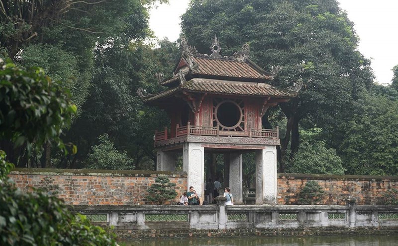 Văn Miếu - Quốc Tử Giám thu hút hàng nghìn du khách mỗi ngày. Ảnh: Phương Anh