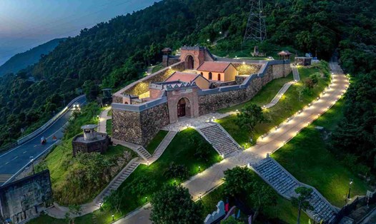 Sau khi được đầu tư hơn 42 tỉ đồng để tu bổ (lấy từ nguồn ngân sách của tỉnh Thừa Thiên Huế và TP Đà Nẵng) vào cuối năm 2021, hiện nay cơ bản công trình Hải Vân Quan đã có thể đón khách du lịch đến tham quan. Ảnh: Nguyễn Phong.