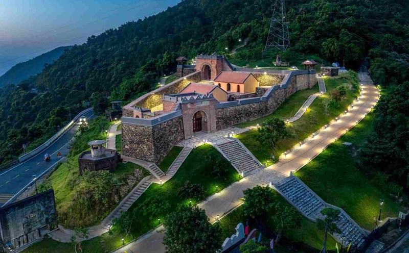 Sau khi được đầu tư hơn 42 tỉ đồng để tu bổ (lấy từ nguồn ngân sách của tỉnh Thừa Thiên Huế và TP Đà Nẵng) vào cuối năm 2021, hiện nay cơ bản công trình Hải Vân Quan đã có thể đón khách du lịch đến tham quan. Ảnh: Nguyễn Phong.