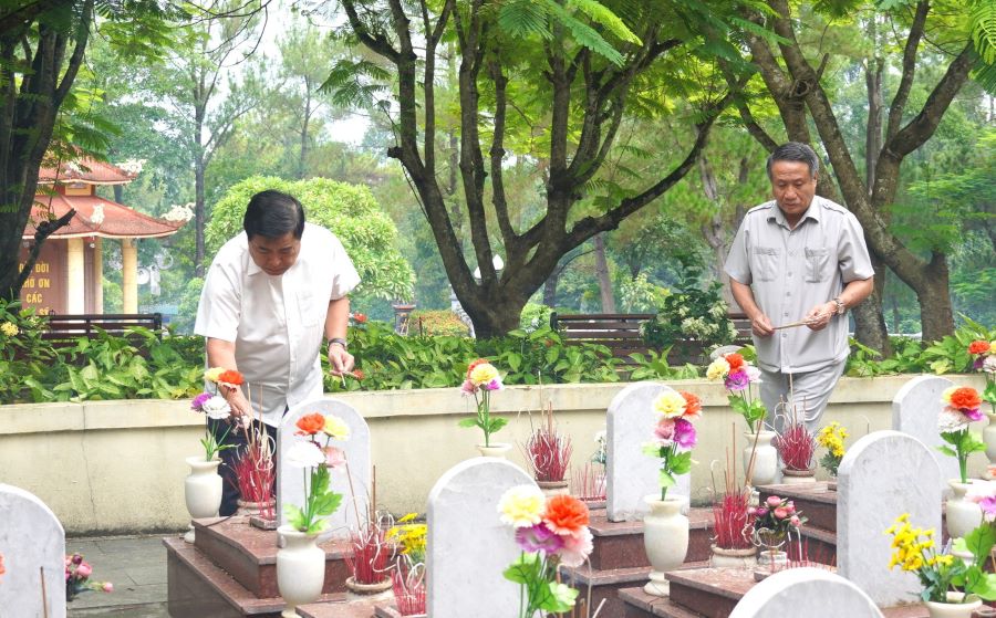 Burn incense on martyrs' graves in the cemetery. Photo: T. Nhat.