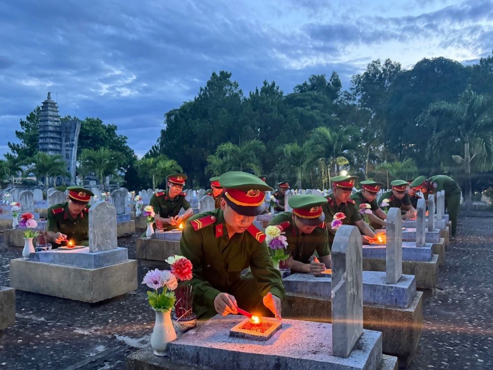 Những ngọn nến tri ân ở nghĩa trang liệt sĩ được các đoàn viên thanh niên thắp  lên trong đêm 26.7. Ảnh: T.Nhất.