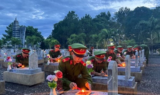 Những ngọn nến tri ân ở nghĩa trang liệt sĩ được các đoàn viên thanh niên thắp  lên trong đêm 26.7. Ảnh: T.Nhất.