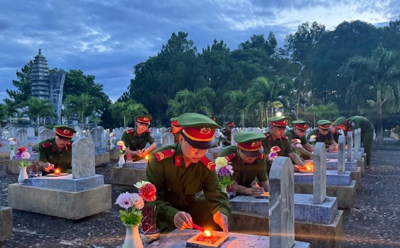 Những ngọn nến tri ân ở nghĩa trang liệt sĩ được các đoàn viên thanh niên thắp  lên trong đêm 26.7. Ảnh: T.Nhất.