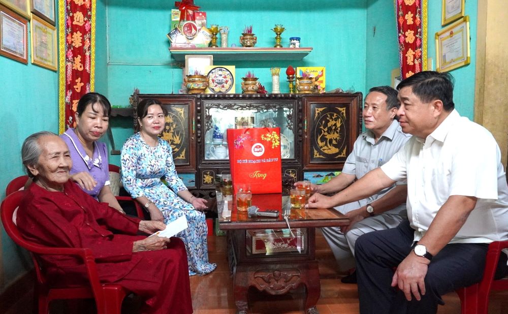 Minister of Planning and Investment Nguyen Chi Dung visited and gave gifts to families of people with meritorious service in Quang Tri province. Photo: T. Nhat.