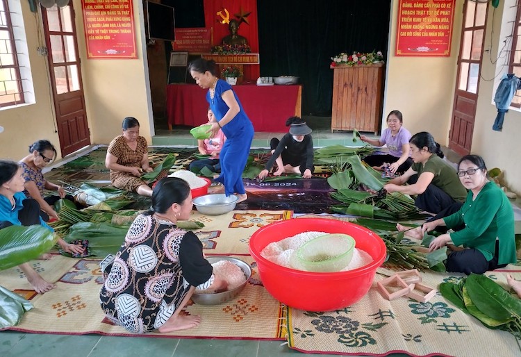 In order to pay tribute to the heroic martyrs who laid down their lives for the cause of national liberation, the people of Tam Da village (Tien Hoa commune, Tuyen Hoa district, Quang Binh province) also organized a package of banh chung to offer to the martyrs. Grave at Tien Hoa Commune Martyrs Cemetery. Tam Da Village Party Secretary Tran Van Ly said that every 2 years, people in the village will voluntarily contribute sticky rice, green beans, meat, leaves, slices... and gather at the village cultural house to pack 130 pieces of rice. pair of banh chung. This year, people wrapped 130 pairs of banh chung to offer to the graves of heroic martyrs and gave to relatives of martyrs' families. After banh chung, candles, incense, flowers... are offered to martyrs' graves and memorials, representatives of leaders, officials, and people in villages and communes respectfully spend a minute of silence and present Express gratitude to the heroic spirits of martyrs. Photo: H. Nguyen