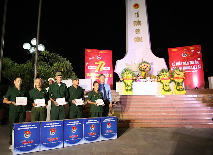 At the program, the Organizing Committee gave gifts to former young volunteers in the area. Photo: Cong Sang