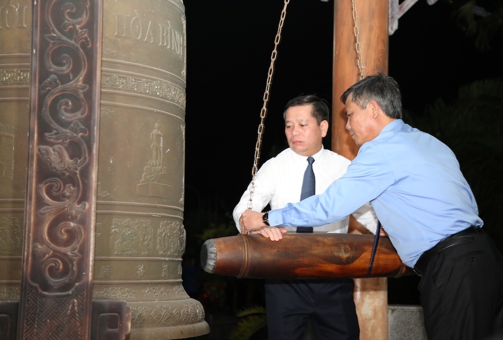 At the ceremony, representatives of Quang Binh province and the Central Business Sector performed the bell ringing ceremony.