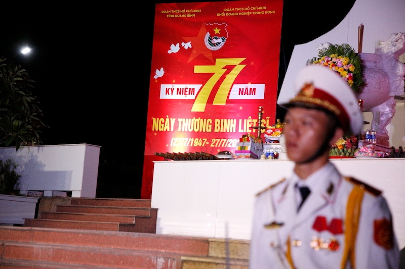 Trong không khí trang nghiêm, các đại biểu và đoàn viên, thanh niên đã dâng hương, dâng hóa và thắp nến tri ân, bày tỏ lòng thành kính và biết ơn sâu sắc các anh hùng liệt sĩ đã hy sinh vì độc lập, tư do của dân tộc. Ảnh: Công Sáng