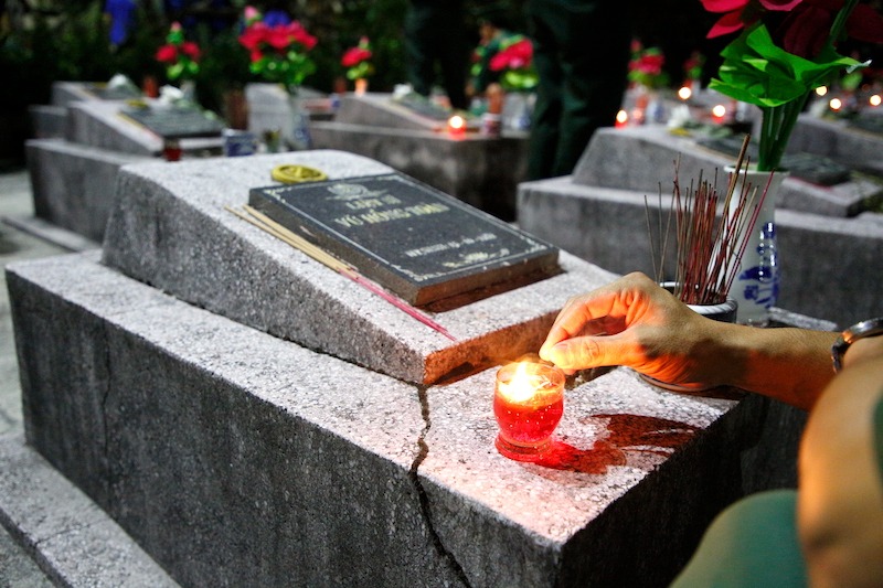 On the evening of July 27, other martyrs' cemeteries in the province also held memorial ceremonies, offered incense, offered flowers, and lit candles to pay tribute to the heroic martyrs who protected national independence. Photo: Cong Sang