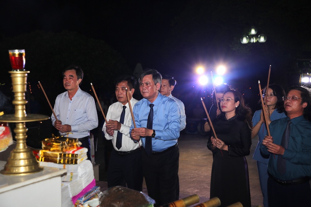 On the occasion of the 77th anniversary of War Invalids and Martyrs' Day (July 27, 1947 - July 27, 2024), on the evening of July 27, Quang Binh province held a visitation ceremony, offered incense and lit candles of gratitude at Ba Doc Martyrs Cemetery (Ly commune). Trach, Bo Trach district). Photo: Cong Sang