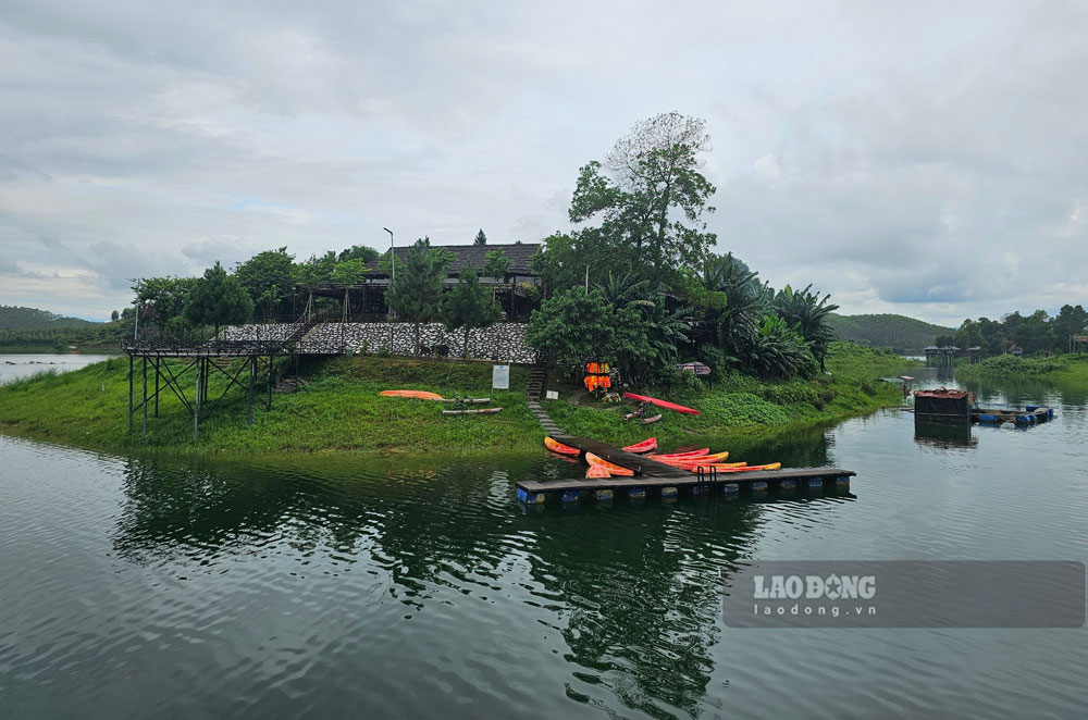 Tourists immerse themselves in the peaceful and quiet scenery of "Ha Long on land". Photo: Bao Nguyen