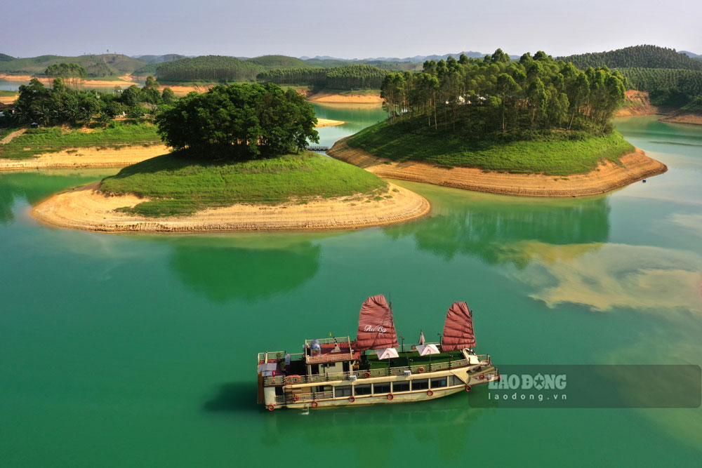 Traveling on Thac Ba Lake, visitors can see as far as possible to feel the majestic beauty of nature. Photo: Thanh Mien