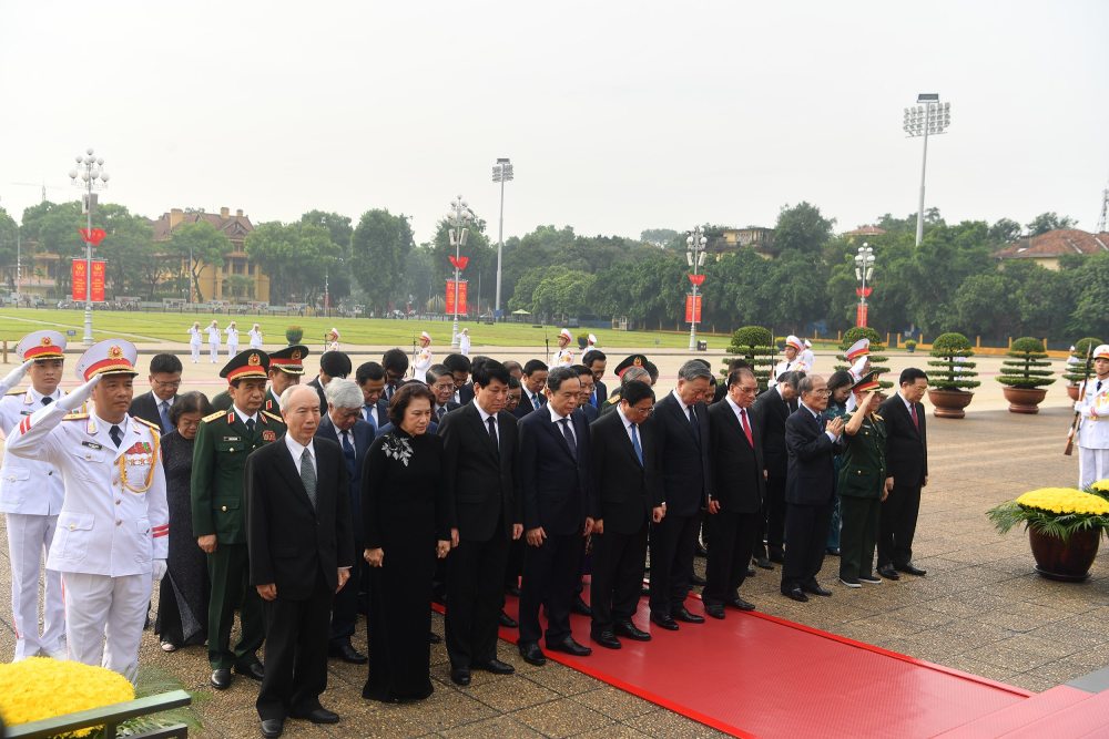 Party and State leaders pay tribute to President Ho Chi Minh. Photo: Hai Nguyen