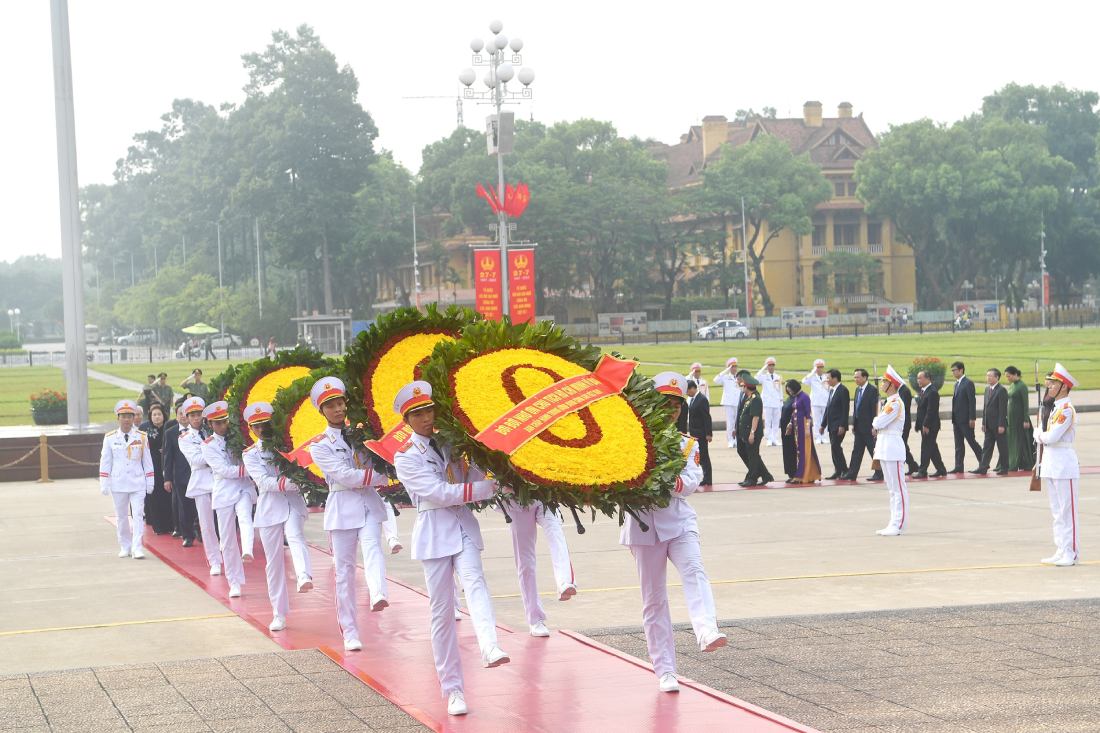 The delegation of the Party Central Committee, the President, the National Assembly, the Government, and the Central Committee of the Vietnam Fatherland Front laid wreaths and entered the Mausoleum to pay respects to President Ho Chi Minh. Photo: Hai Nguyen