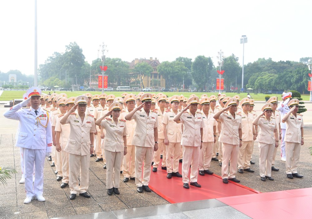 The delegation of the Central Public Security Party Committee and the Ministry of Public Security laid wreaths and entered the Mausoleum to pay respects to President Ho Chi Minh. Photo: Hai Nguyen