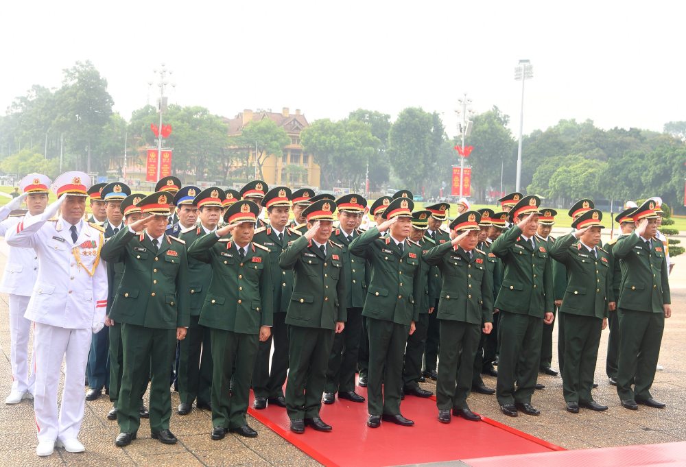 The delegation of the Central Military Commission and the Ministry of National Defense laid wreaths and entered the Mausoleum to pay respects to President Ho Chi Minh. Photo: Hai Nguyen